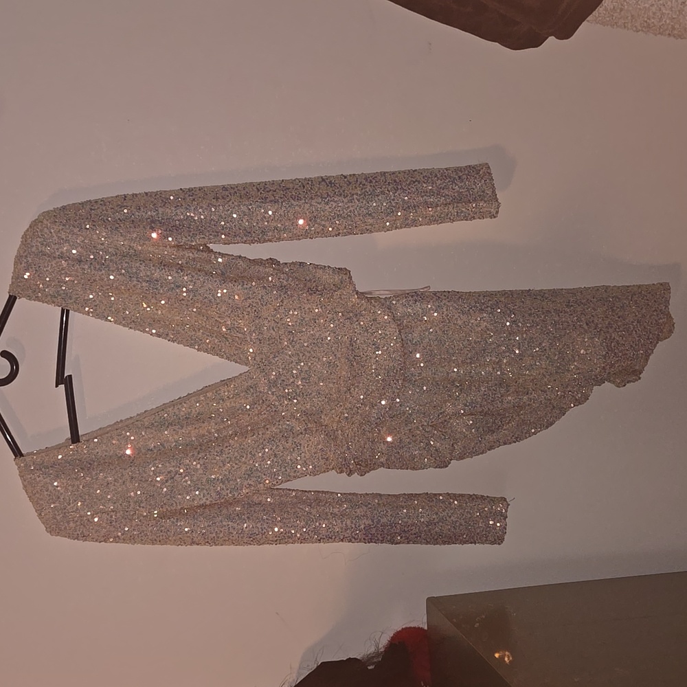 Sequins dress. V neck with padded shoulders